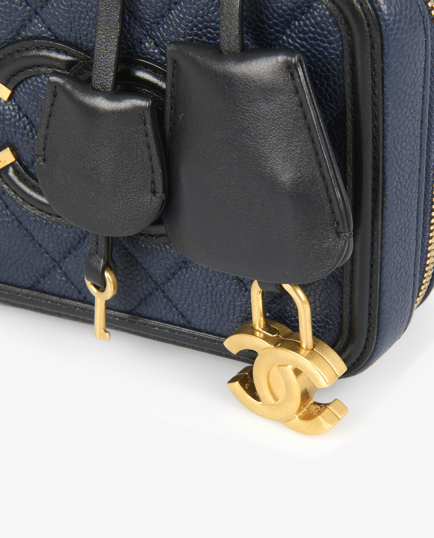 Chanel two-tone grained leather vanity bag - Image 8