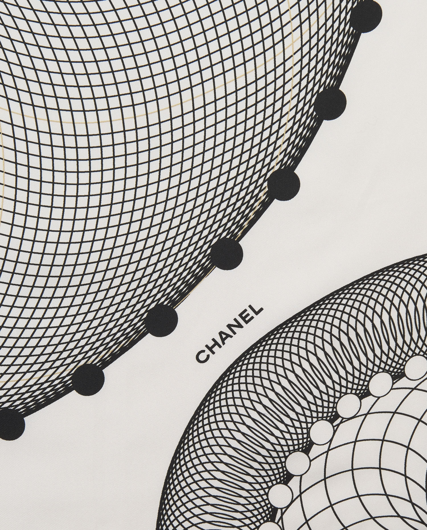 Carré Chanel soie motif gaphique – Image 3