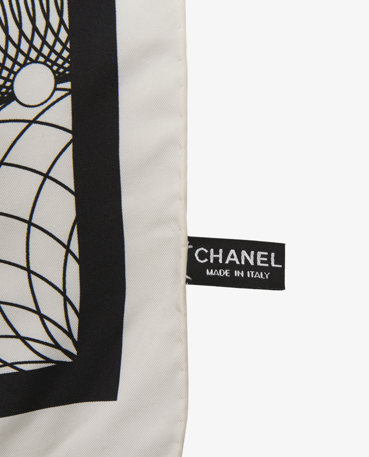 Carré Chanel soie motif gaphique – Image 4