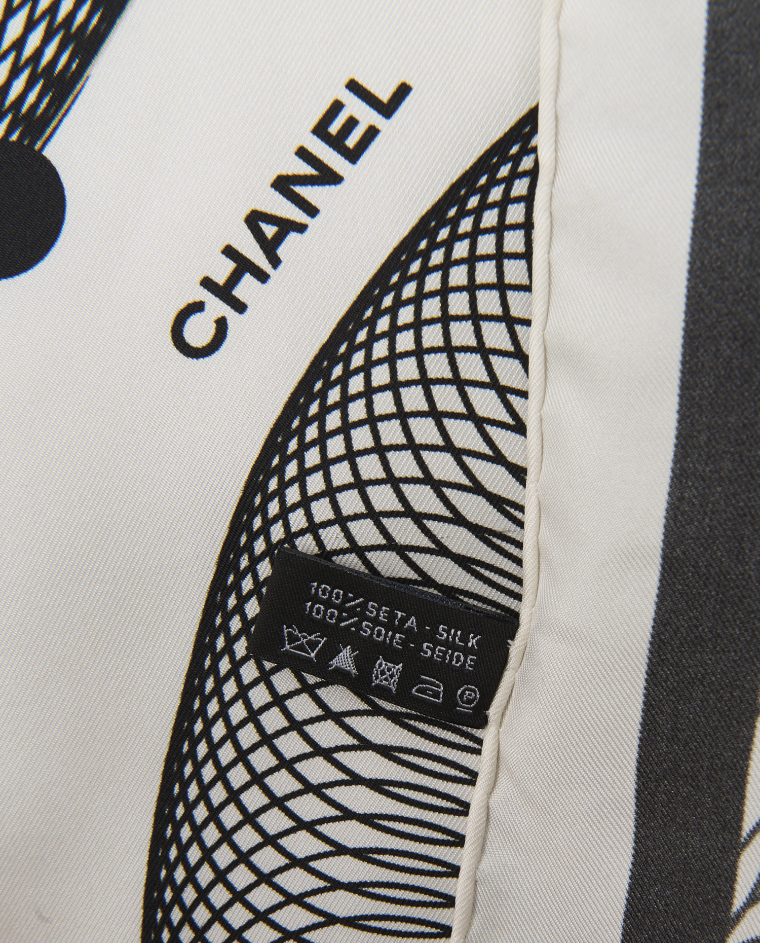 Carré Chanel soie motif gaphique – Image 5